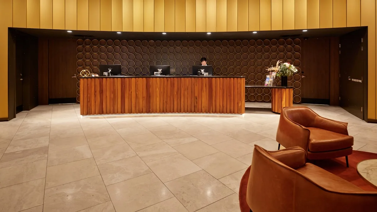 Recepcja nowoczesnego hotelu, stanowisko obsługi gości