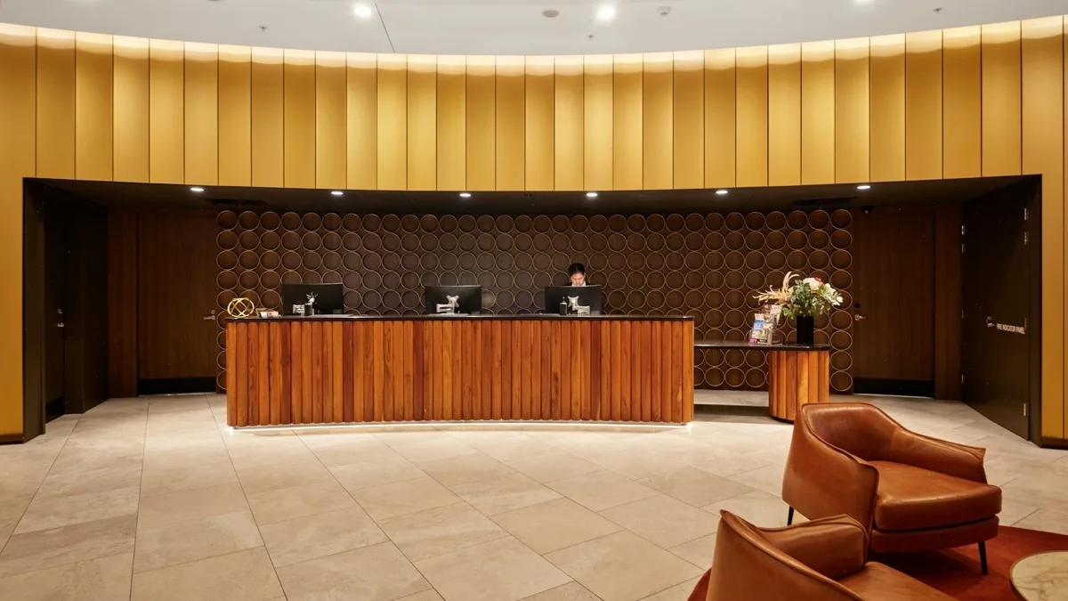Recepcja nowoczesnego hotelu z pracownikiem przy komputerach