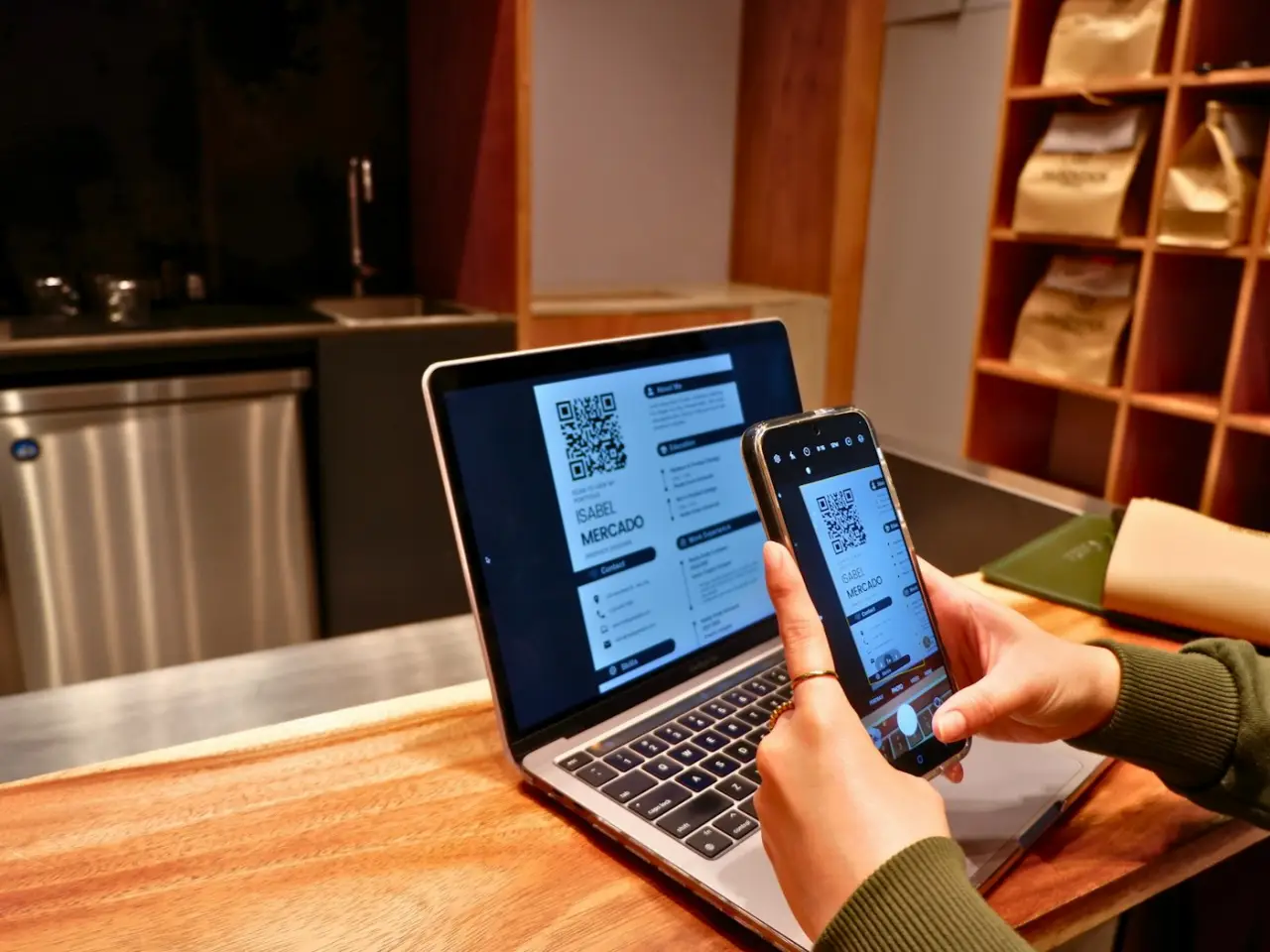 Osoba korzystająca z laptopa i smartfona podczas rezerwacji online — symbol mobilnej konwersji i ścieżki zakupowej w hotelu