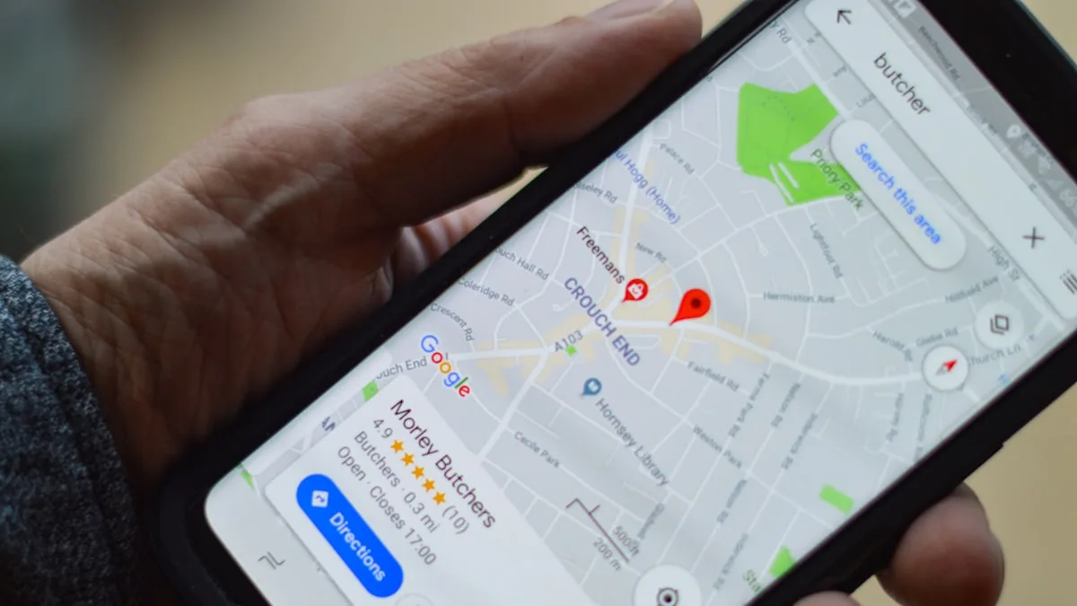 Wyniki lokalnego wyszukiwania w Google z oceną i mapą na ekranie telefonu