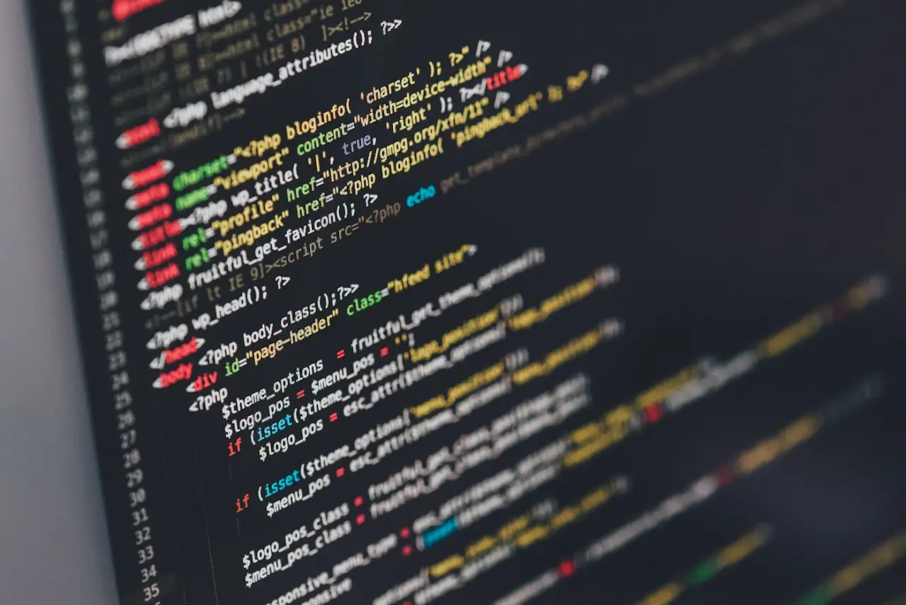 Monitor z kodem źródłowym strony internetowej, symbol własnego kodu i pełnej kontroli nad witryną hotelu
